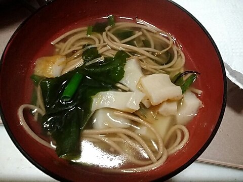 竹輪とワカメの蕎麦